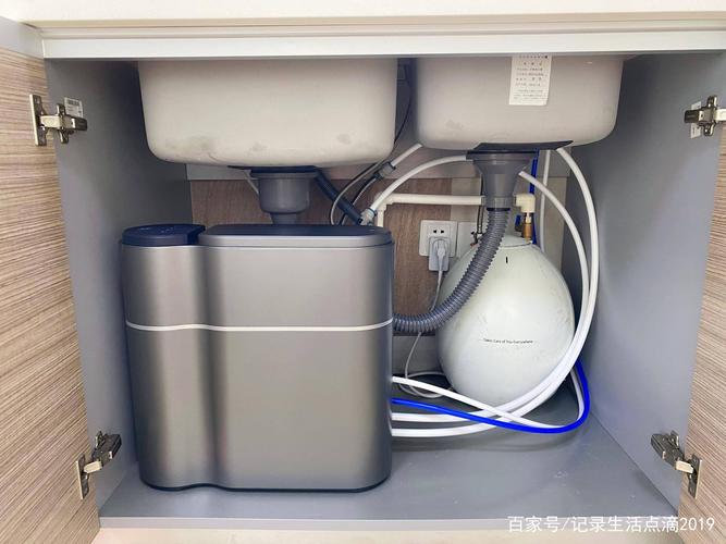 因为水槽下面还装了个小厨宝,所以净水器主机也只能横过来放置了,相比